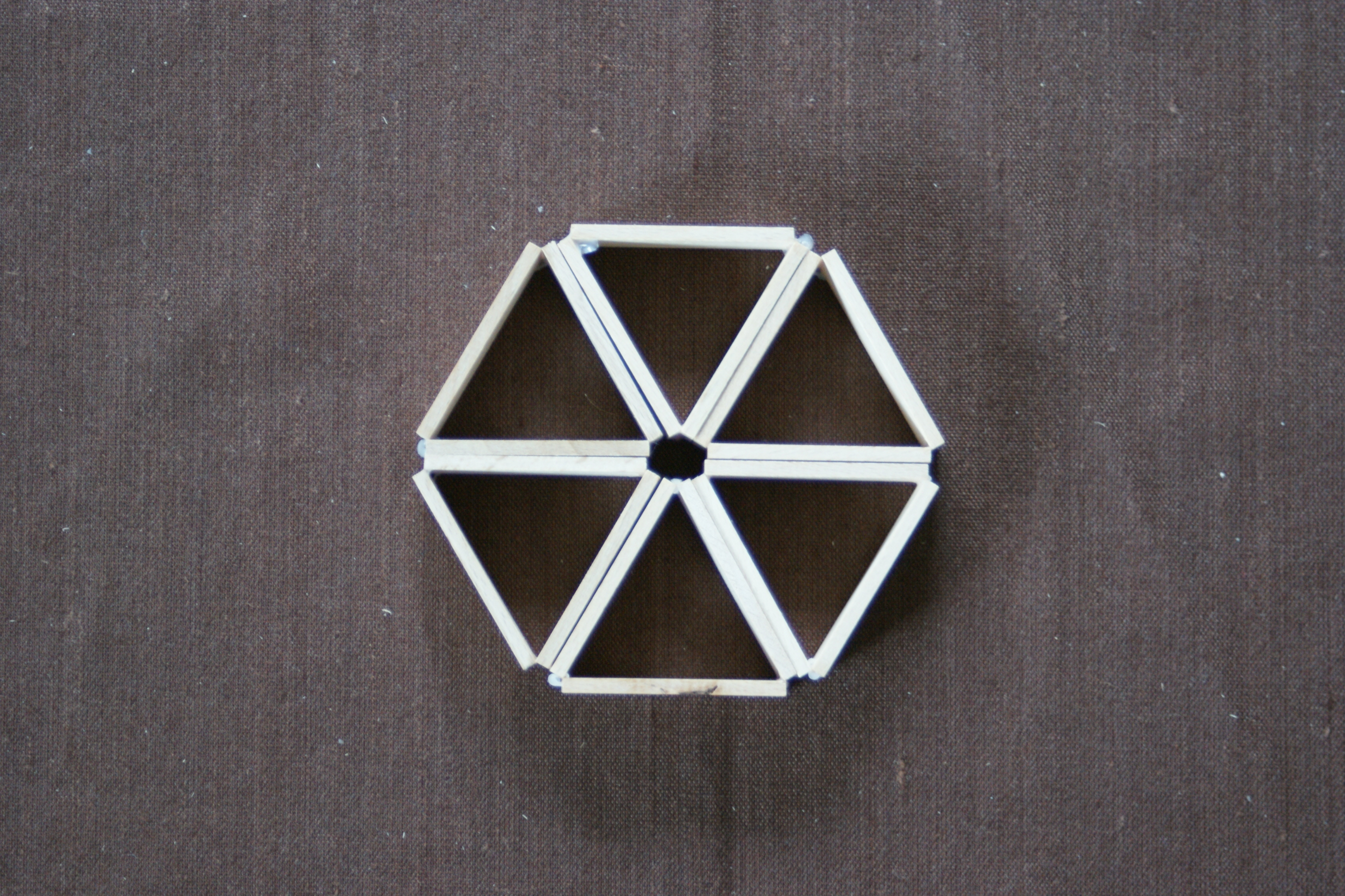 004. Hexagon, zvýraznění tělesových úhlopříček krychle.