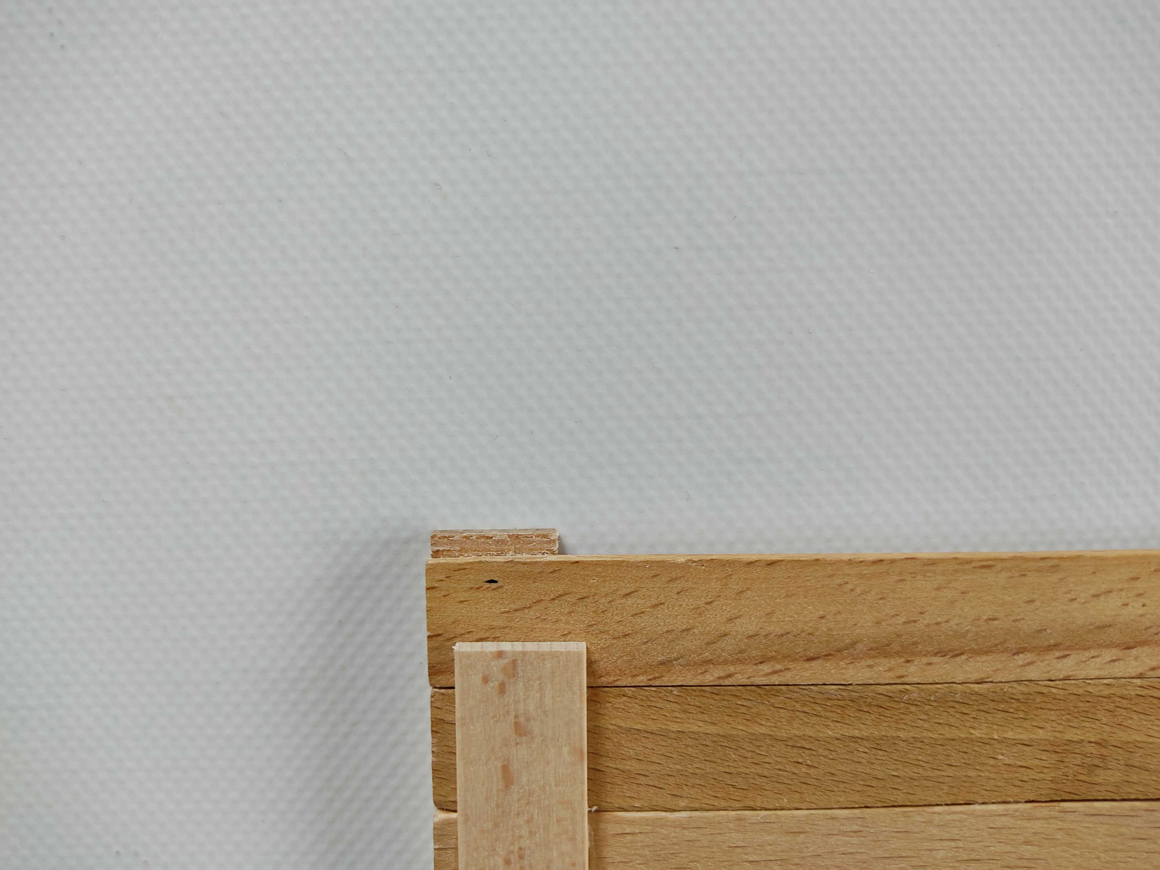 003. Detail pro umístění trnu pantu.